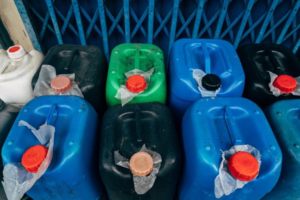 Vista superior de bidones plasticos de colores usados para almacenamiento industrial
