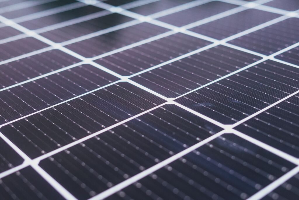 Primer plano de un panel solar limpio